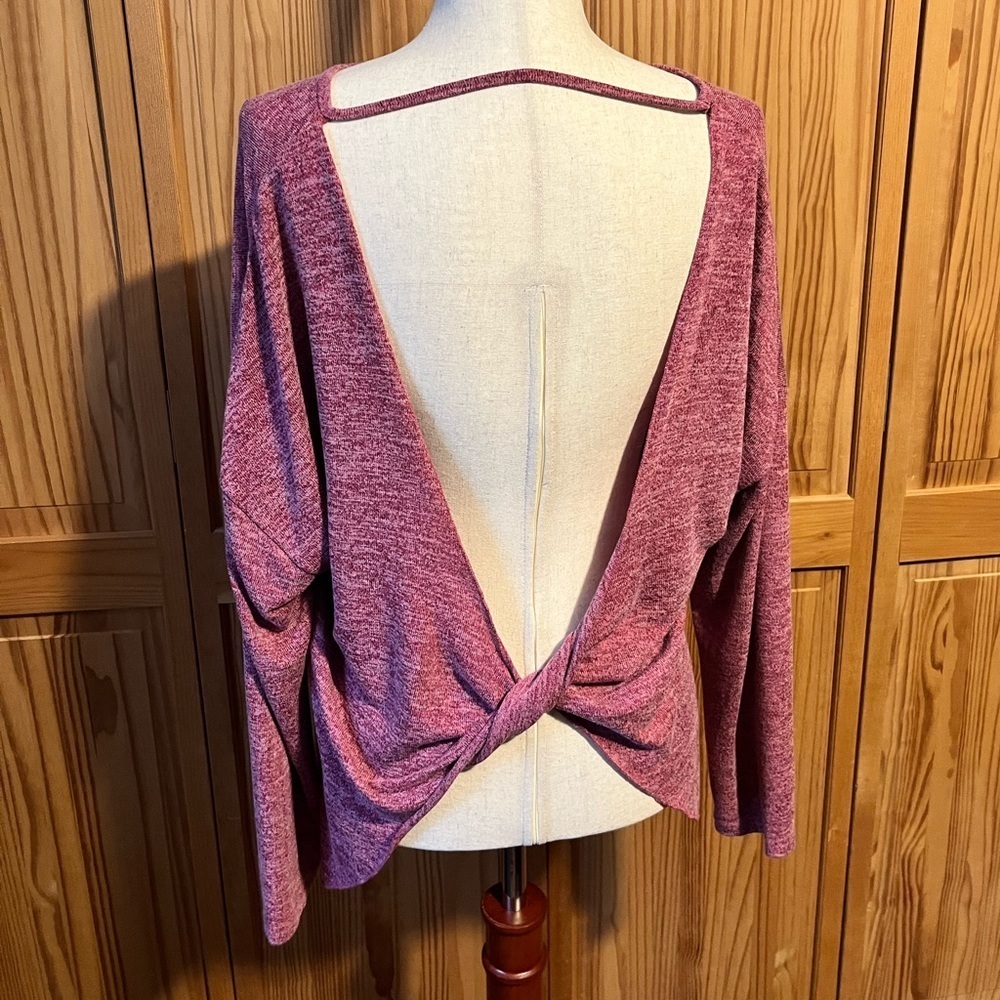Open back, very comfortable material - Picture 2 of 3